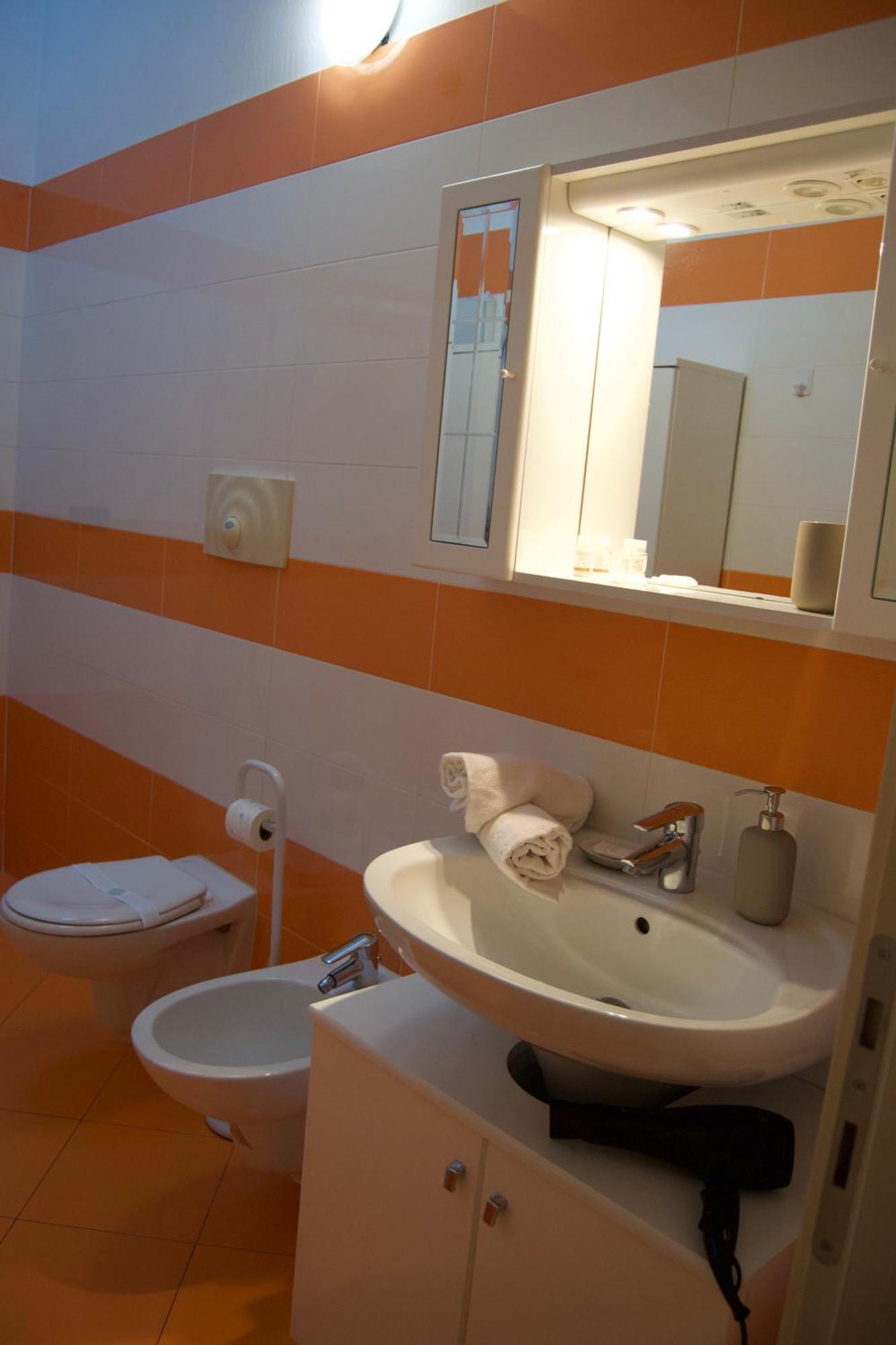 Appartement Casa Viola, Deliziosa Mansarda In Centro Storico à Modène Extérieur photo